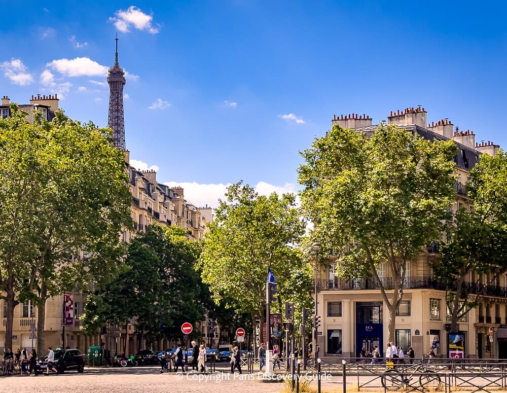 Eiffel Tower seen from the intersection by the Ecole Militaire metro station