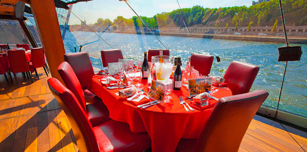 Vista desde el crucero con almuerzo del Día de la Madre por el río Sena