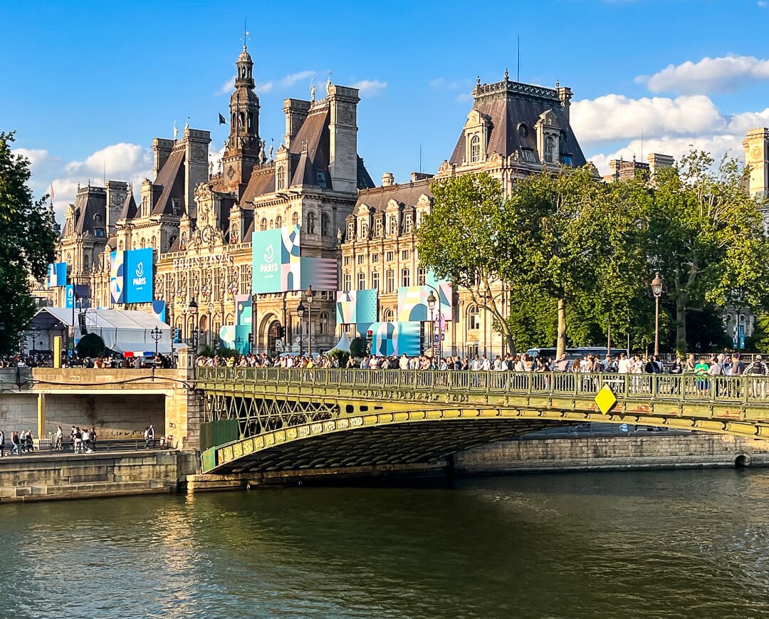 Hôtel de Ville and the Pont d'Arcole bridge over the Seine River - Photo credit: Houda Chabir-Robert 