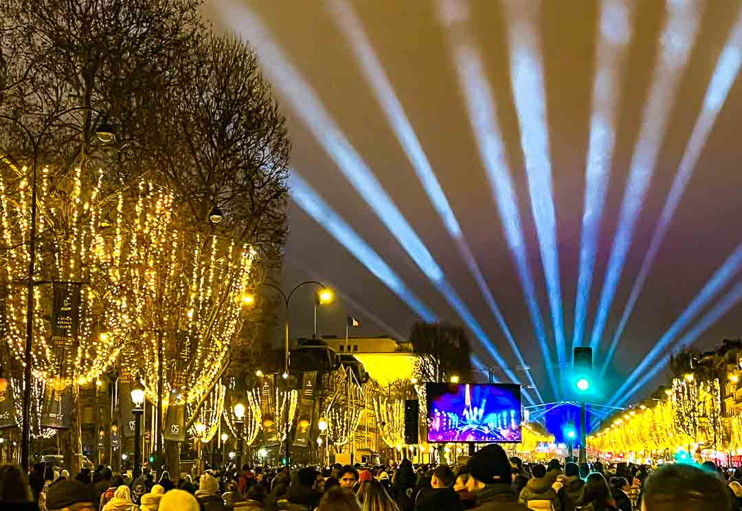 New Year's Eve celebration at the Arc de Triomphe - Photo credit: Houda Chabir-Robert