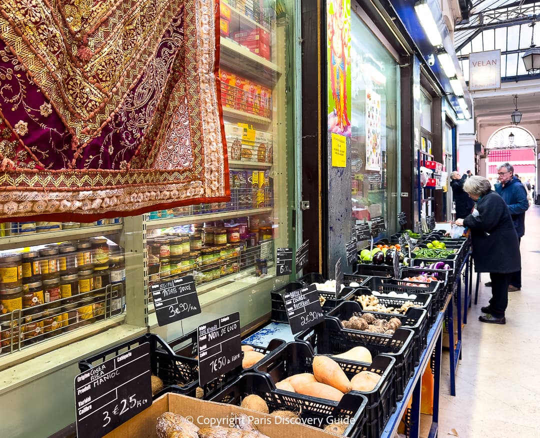 Shop selling spices and produce in Passage Brady 