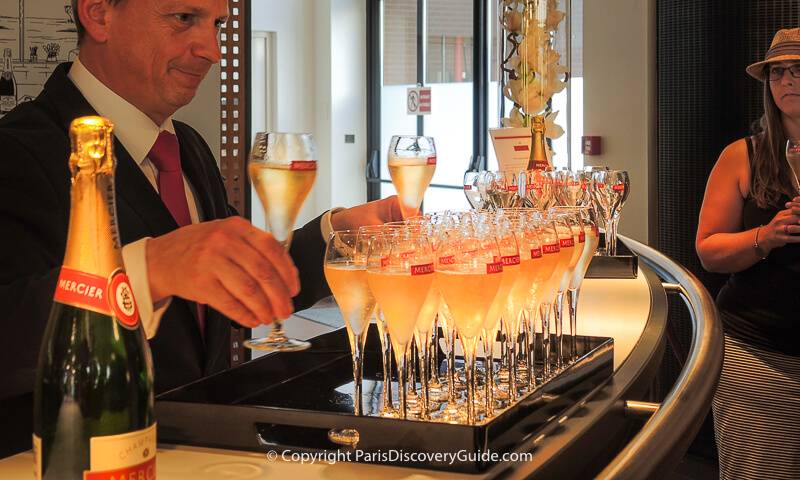 https://www.parisdiscoveryguide.com/image-files/x800-food-tours-champagne.jpg.pagespeed.ic.kkurH4GEky.jpg