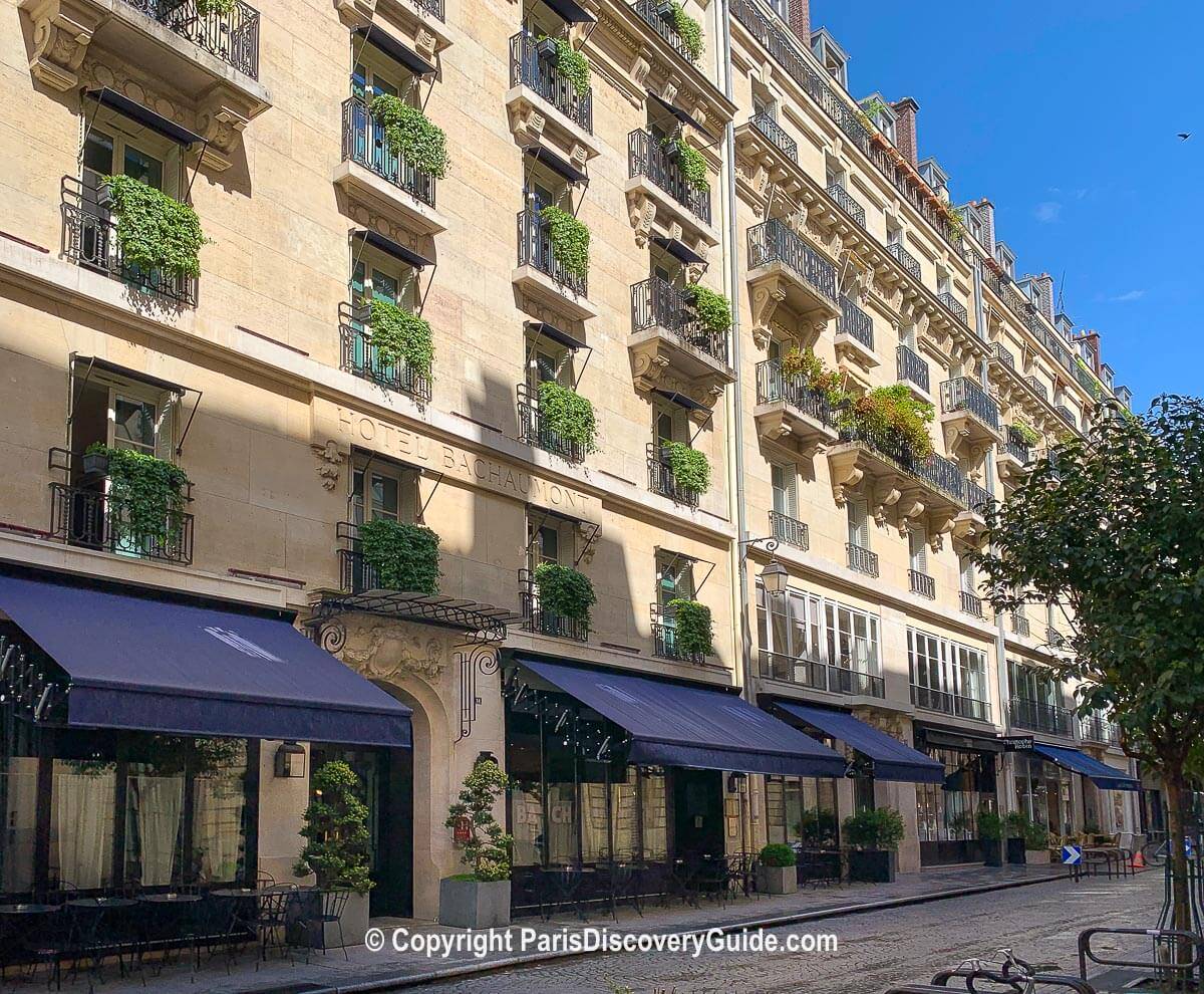 File:Avenue Montaigne, Paris 8e.jpg - Wikimedia Commons